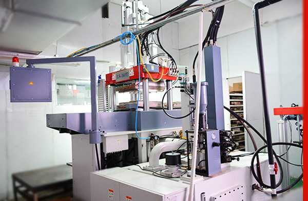 利勇安液態(tài)硅膠制品注塑機