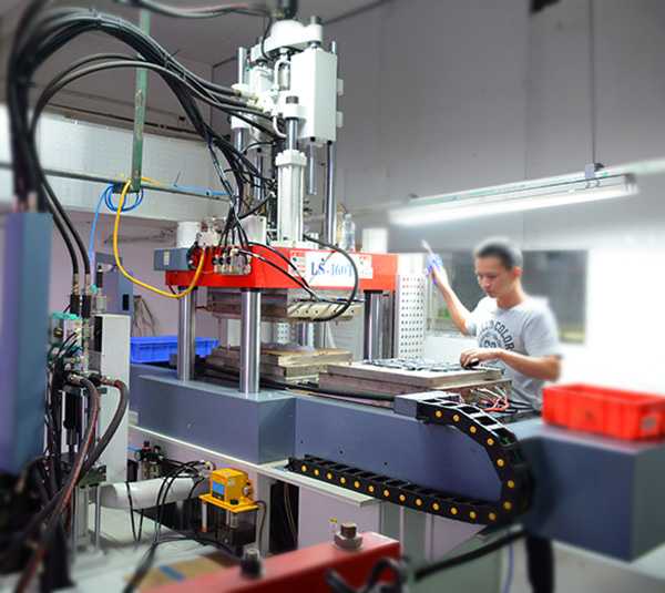 利勇安液態(tài)硅膠制品注塑機